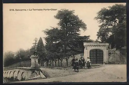 AK Sancerre, La Terrasse Porte-César avec des passants devant l`entrée monumentale