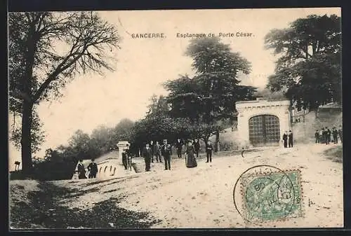 AK Sancerre, Esplanade de Porte César avec des promeneurs