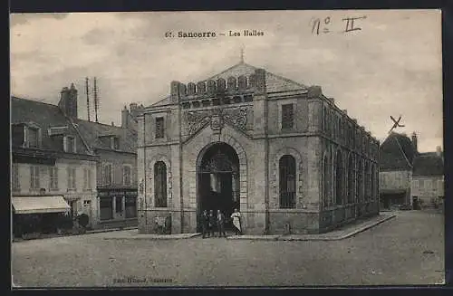 AK Sancerre, Les Halles avec des passants devant le bâtiment historique