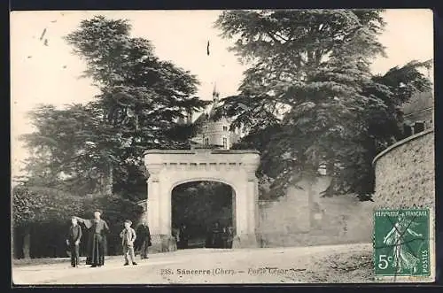 AK Sancerre, Porte César et personnages à l`entrée du château