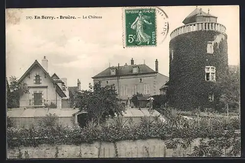 AK Bruère, Le Château en Berry avec tour et maisons adjacentes