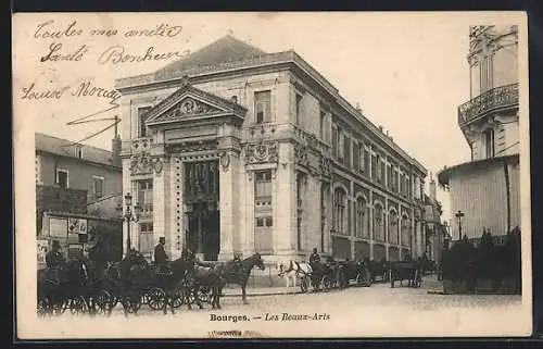 AK Bourges, Les Beaux-Arts avec chevaux et calèches devant le bâtiment