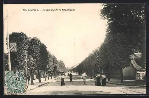 AK Bourges, Boulevard de la République avec passants et arbres alignés