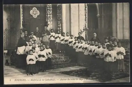 AK Bourges, Maîtrise de la Cathédrale autour du trône de Mgr l`Archevêque