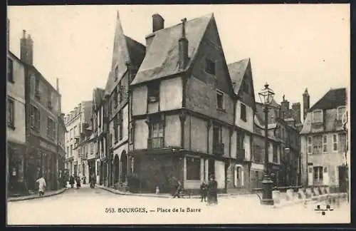 AK Bourges, Place de la Barre avec maisons historiques et lampadaire