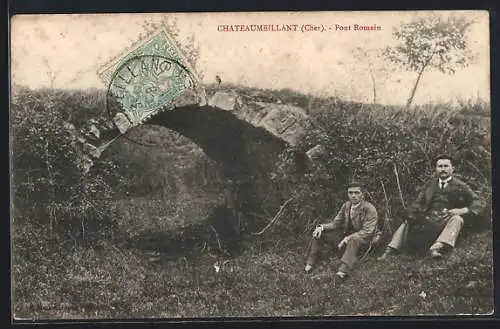 AK Châteaumeillant, Pont Romain avec deux hommes assis devant l`arche en pierre