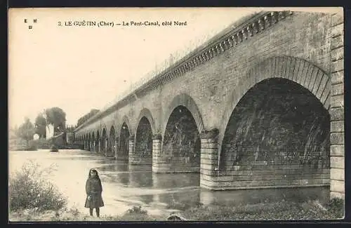 AK Le Guétin, Le Pont-Canal côté Nord avec une fillette au bord de l`eau