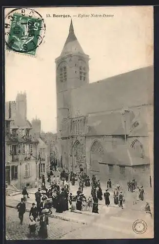 AK Bourges, Église Notre-Dame et foule animée devant l`église