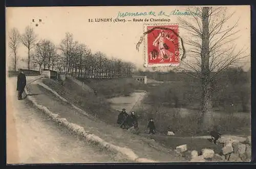 AK Lunery, Route de Chanteloup avec des promeneurs au bord de la rivière