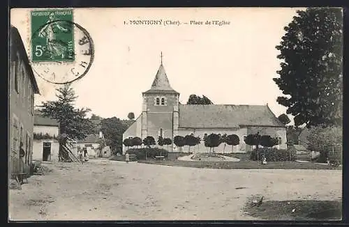 AK Montigny, Place de l`Église avec vue sur l`église et la place centrale