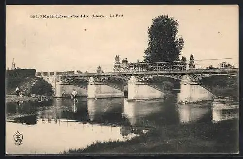 AK Ménétréol-sur-Sauldre, Le Pont sur la Sauldre avec paysage bucolique