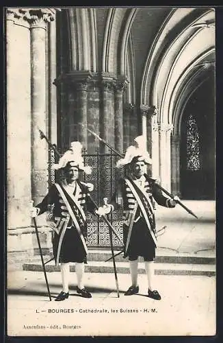 AK Bourges, Cathédrale, les Suisses en uniforme devant l`entrée majestueuse