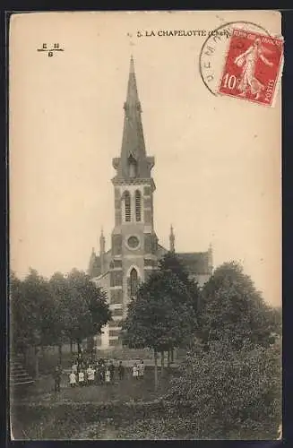 AK La Chapellotte, Église entourée d`arbres et de villageois