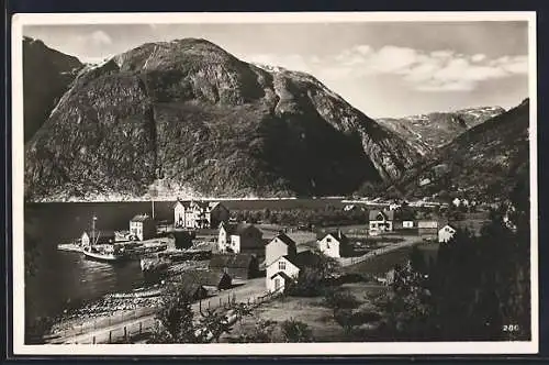 AK Eidfjord, Ortsansicht mit Bergen dahinter