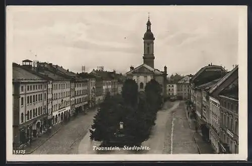 AK Traunstein, Stadtplatz mit Geschäften und Kirche