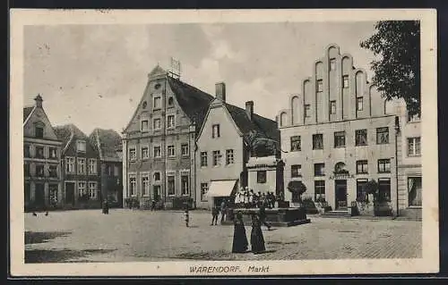 AK Warendorf, Marktplatz mit Denkmal und Apotheke