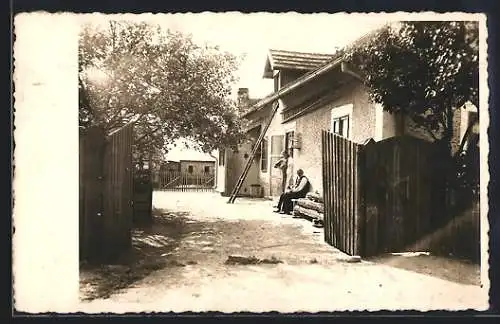 Foto-AK Velim, Hof eines Hauses im Sonnenschein