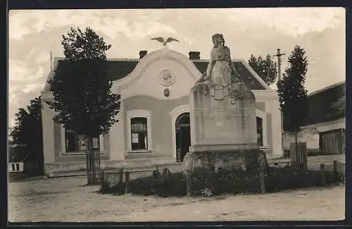 Foto-AK Zizelice, Kriegerdenkmal vor Gebäude mit Relief