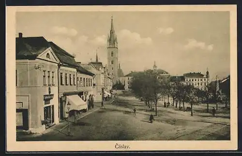 AK Caslav, Strassenpartie mit Denkmal