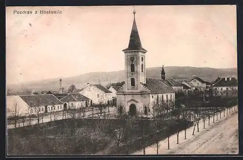 AK Hostomice, Strassenpartie mit Kirche