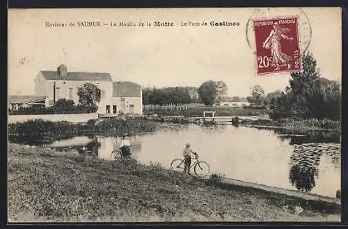 AK Saumur, Le Moulin de la Motte et le Pont de Gastines avec cycliste au bord de la rivière