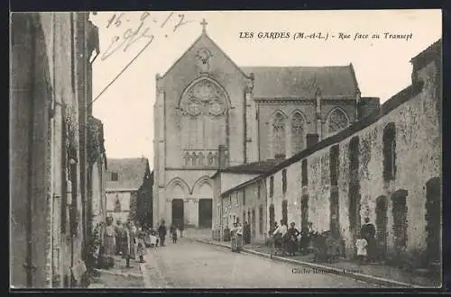 AK Les Gardes, Rue face au transept