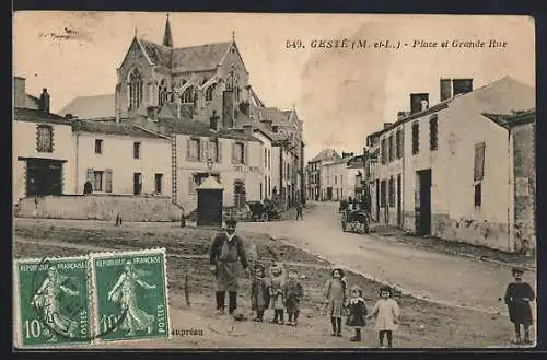 AK Gesté, Place et Grande Rue avec église et habitants