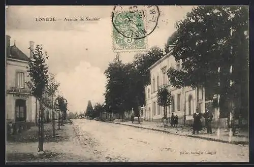 AK Longué, Avenue de Saumur animée avec passants et bâtiments historiques