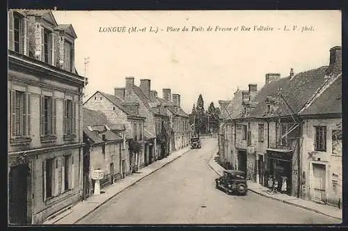 AK Longué, Place du Puits de Fresne et Rue Voltaire avec voiture ancienne