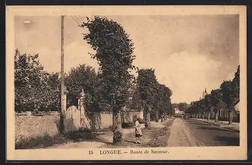 AK Longué, Route de Saumur avec arbres alignés et passante