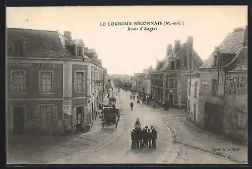 AK Le Louroux-Béconnais, Route d`Angers avec bâtiments et calèche