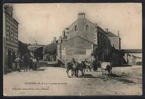 AK Le Mesnil, Le bas du bourg avec troupeaux de vaches et villageois