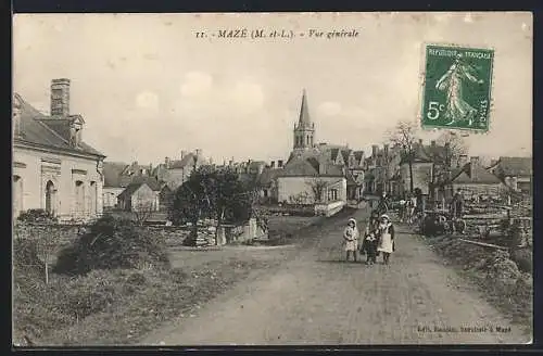 AK Mazé, Vue générale du village avec église et habitants sur la route