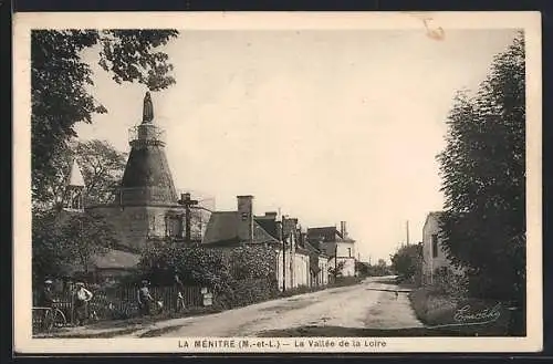 AK La Ménitré, Vue de la rue principale dans la Vallée de la Loire