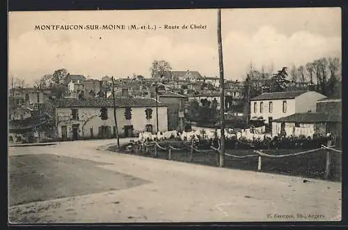 AK Montfaucon-sur-Moine, Route de Cholet et vue du village en arrière-plan