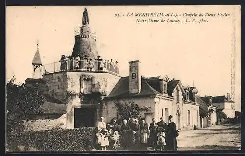 AK La Ménitré, Chapelle du Vieux Moulin Notre-Dame de Lourdes, groupe de personnes devant la chapelle