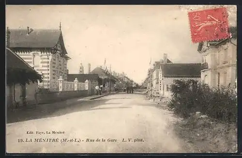 AK La Menitre, Rue de la Gare avec bâtiments résidentiels et passants