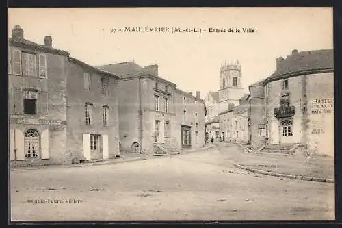 AK Maulévrier, Entrée de la ville avec vue sur l`église et hôtels adjacents