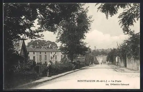 AK Montfaucon, La Poste et rue bordée d`arbres