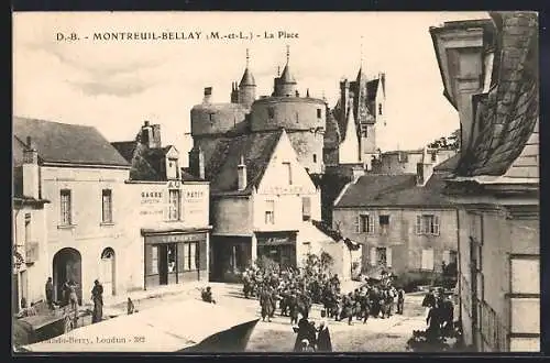 AK Montreuil-Bellay, La Place avec vue sur le château et la foule animée