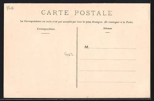 AK Montreuil-Bellay, La Place avec vue sur le château et la foule animée