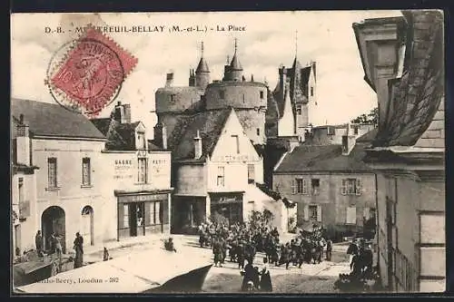 AK Montreuil-Bellay, La Place animée avec des bâtiments historiques et une foule rassemblée