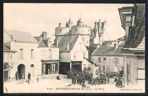 AK Montreuil-Bellay, La Place animée avec vue sur le château en arrière-plan