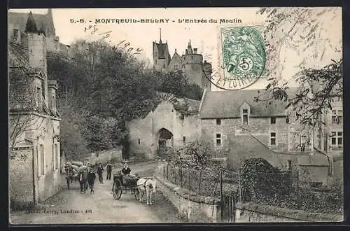 AK Montreuil-Bellay, L`Entrée du Moulin avec calèche et passants