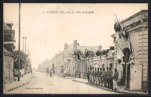 AK Corné, Rue principale avec soldats alignés devant un bâtiment décoré de drapeaux