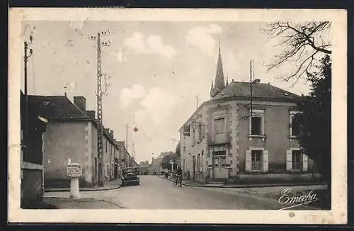 AK Contigné, Vue de la rue principale avec clocher et voitures