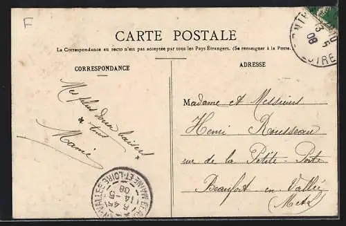 AK Bois-Commeau, maison avec homme et chien devant l`entrée principale