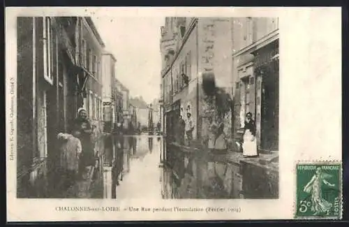 AK Chalonnes-sur-Loire, Une rue pendant l`inondation (Février 1904)