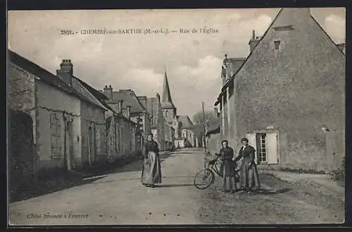 AK Chemiré-sur-Sarthe, Rue de l`Église avec habitants et bicyclette