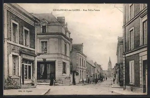 AK Chalonnes-sur-Loire, Rue Félix-Faure avec vue sur l`église au fond